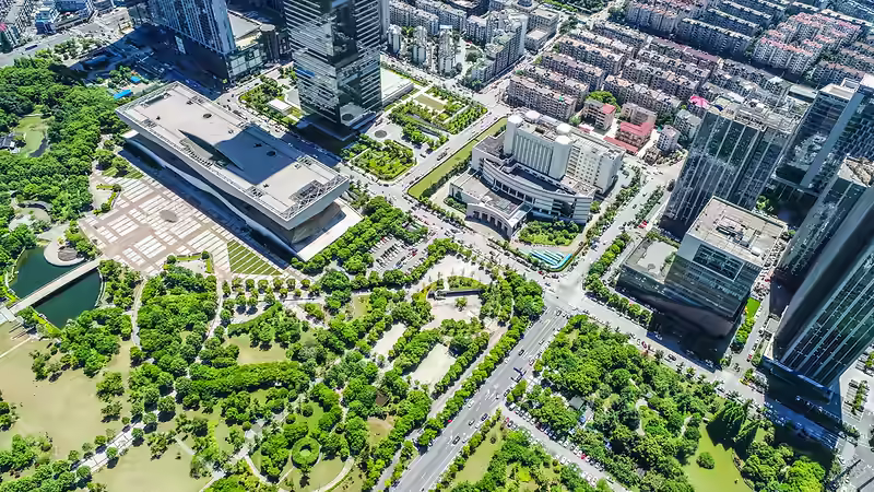 Vue aérienne d'un quartier urbain avec immeubles, parc et axes routiers, planification urbaine